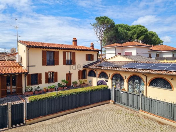 casa semindipendente in vendita a Campi Bisenzio