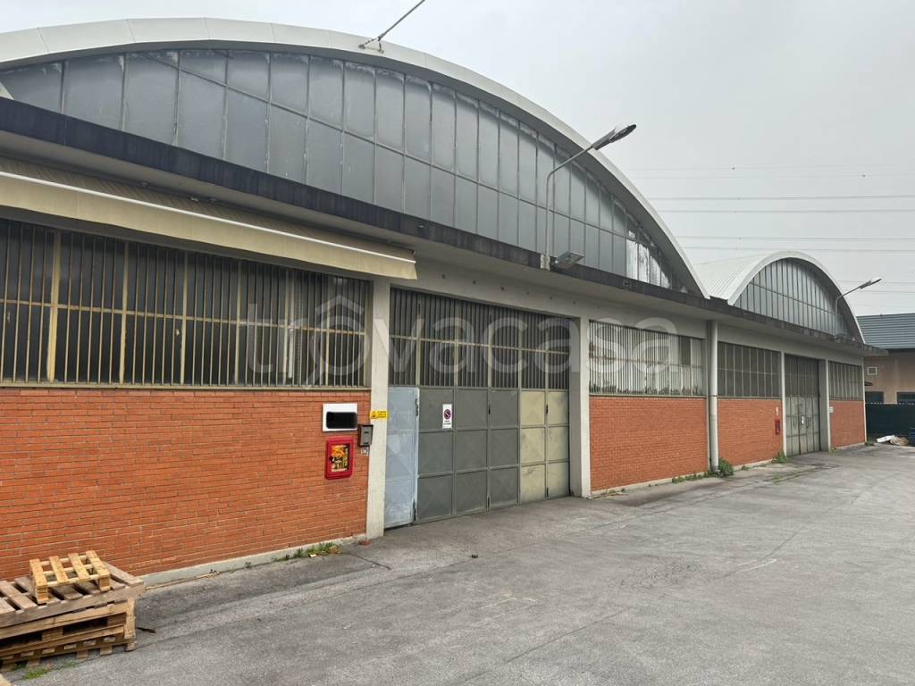 locale commerciale in vendita a Campi Bisenzio in zona Il Rosi