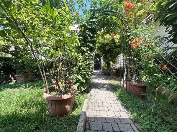 casa indipendente in vendita a Campi Bisenzio in zona Capalle