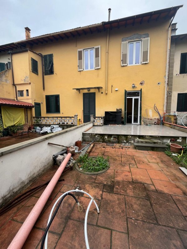casa indipendente in vendita a Campi Bisenzio