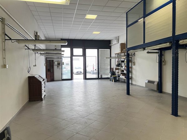 locale commerciale in vendita a Campi Bisenzio