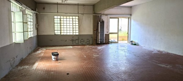 locale commerciale in vendita a Campi Bisenzio