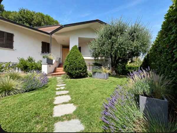 casa indipendente in vendita a Campi Bisenzio