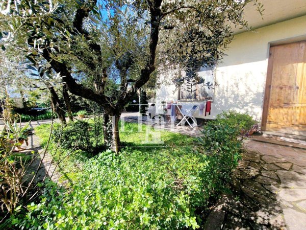 intera palazzina in vendita a Campi Bisenzio