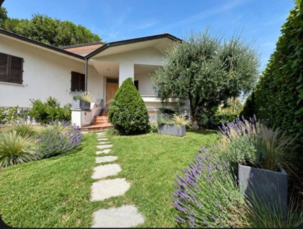 casa indipendente in vendita a Campi Bisenzio