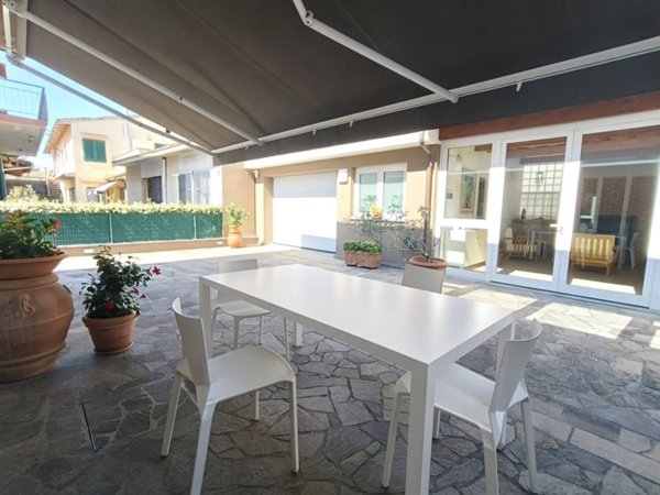 casa indipendente in vendita a Campi Bisenzio