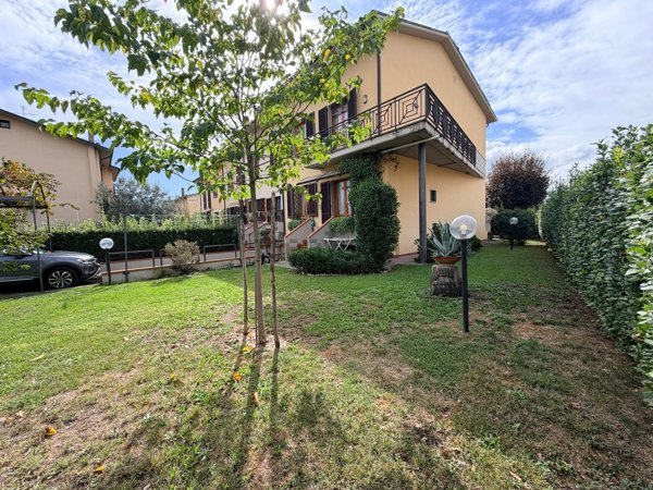 casa indipendente in vendita a Campi Bisenzio