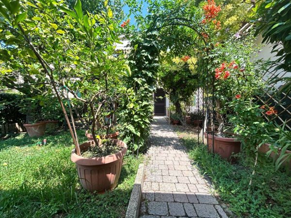 casa indipendente in vendita a Campi Bisenzio in zona Capalle