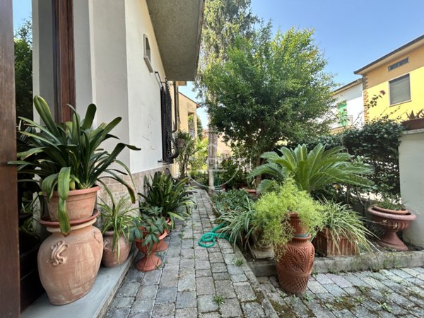 casa indipendente in vendita a Campi Bisenzio in zona Capalle