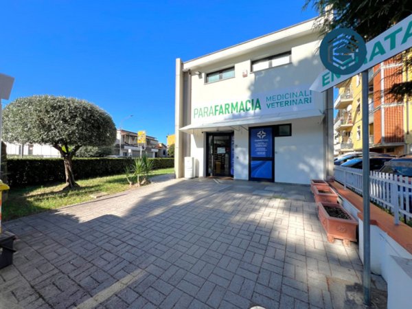 locale commerciale in vendita a Campi Bisenzio in zona Case Buffini