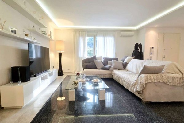 casa indipendente in vendita a Campi Bisenzio