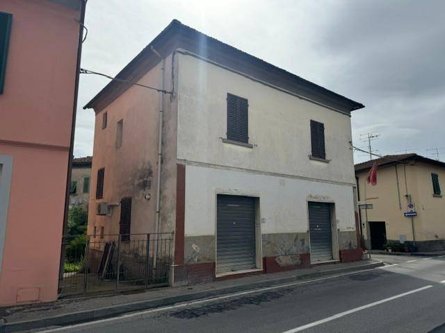 casa indipendente in vendita a Capraia e Limite in zona Limite sull' Arno