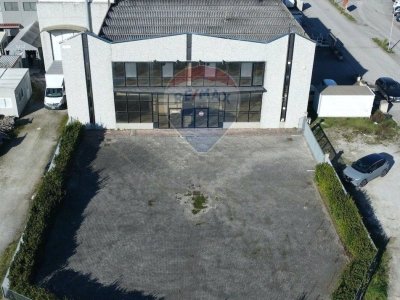 locale commerciale in vendita a Capraia e Limite