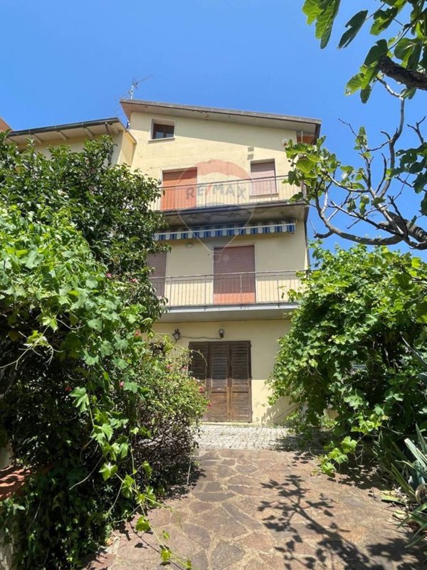 casa indipendente in vendita a Capraia e Limite
