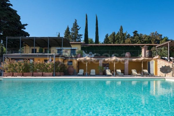 casa indipendente in vendita a Capraia e Limite in zona Castra