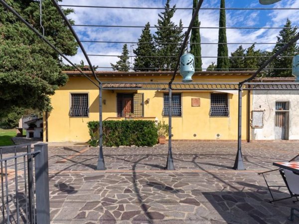 casa indipendente in vendita a Capraia e Limite in zona Castra