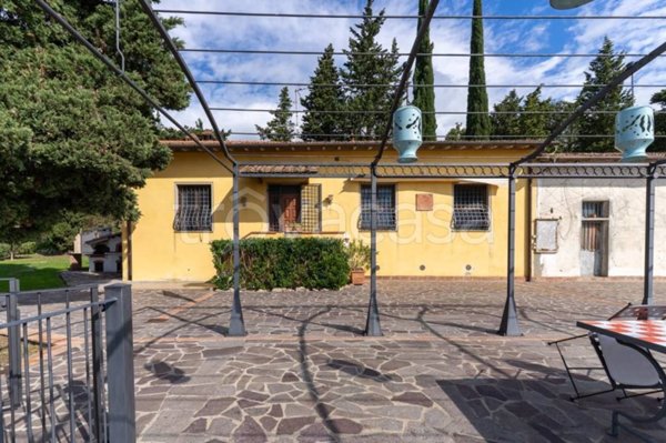 casa indipendente in vendita a Capraia e Limite in zona Castra