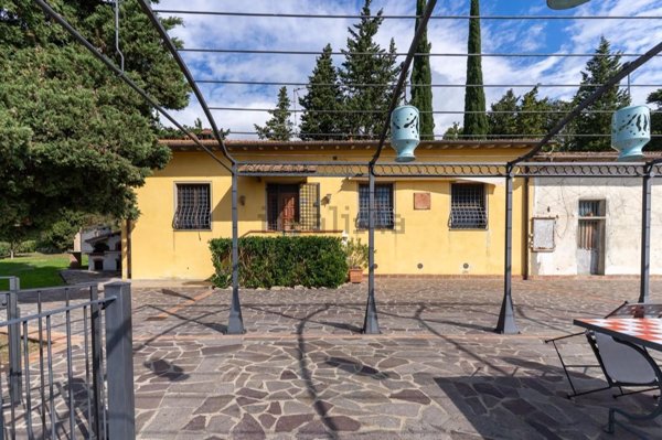 casa indipendente in vendita a Capraia e Limite