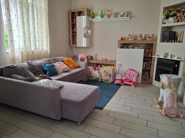 casa indipendente in vendita a Capraia e Limite