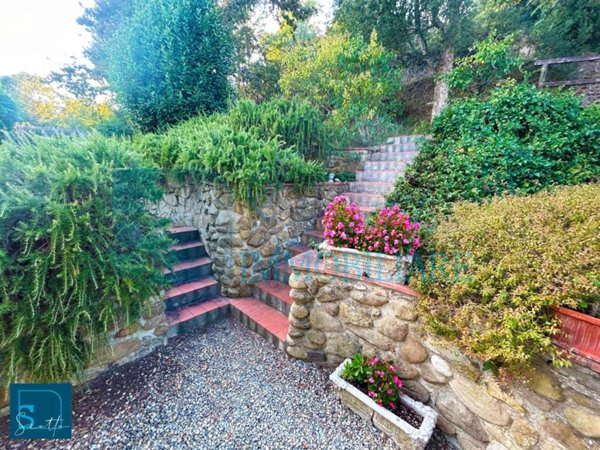 casa indipendente in vendita a Capraia e Limite