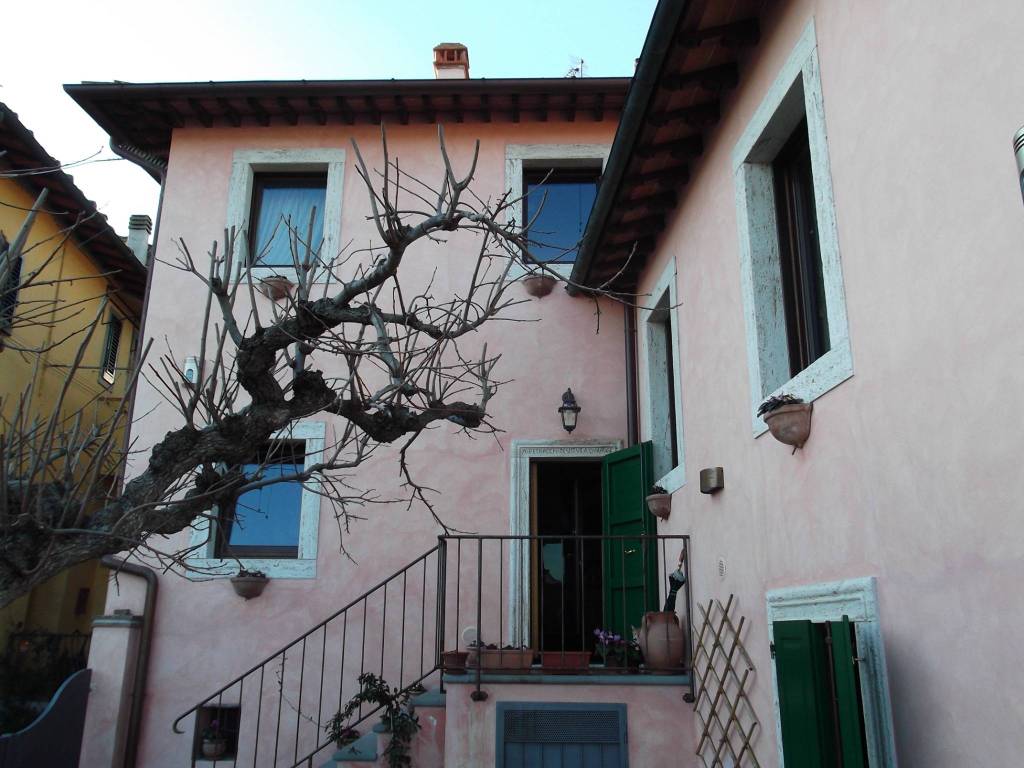 casa indipendente in vendita a Capraia e Limite