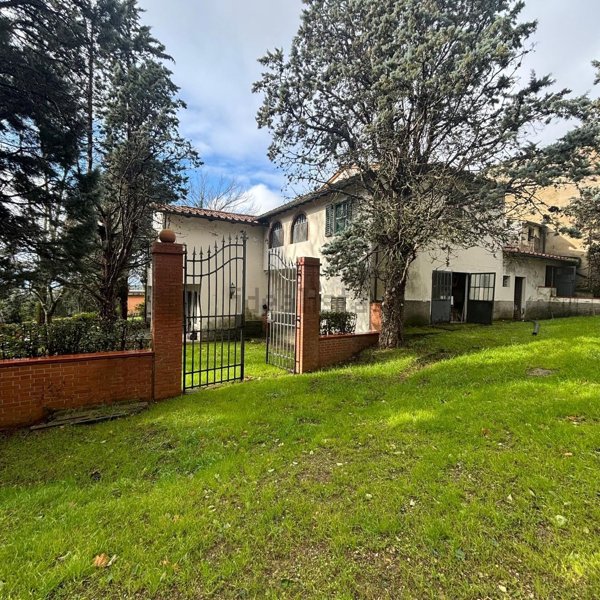 casa indipendente in vendita a Capraia e Limite