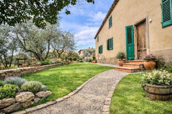 casa indipendente in vendita a Capraia e Limite in zona Castra