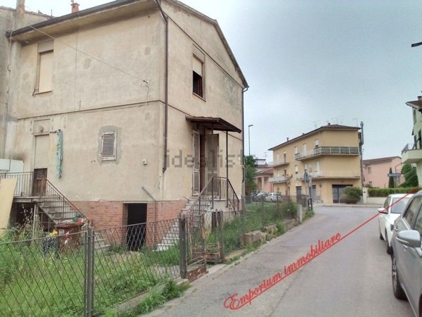 casa indipendente in vendita a Capraia e Limite in zona Limite sull' Arno