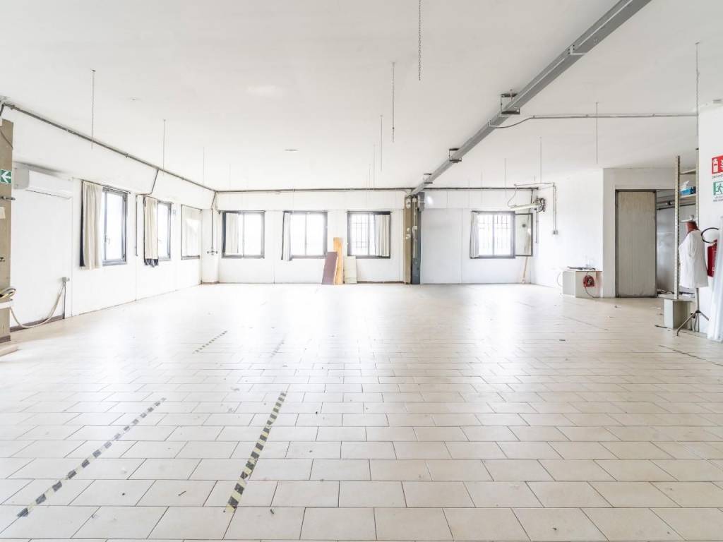 capannone in vendita a Capraia e Limite