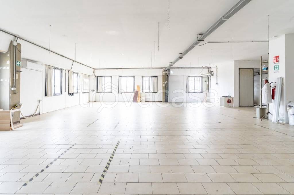 locale commerciale in vendita a Capraia e Limite