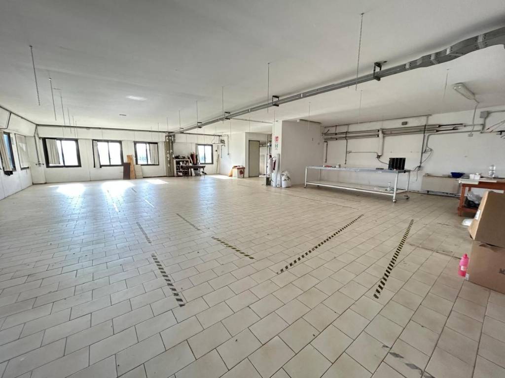 locale commerciale in vendita a Capraia e Limite