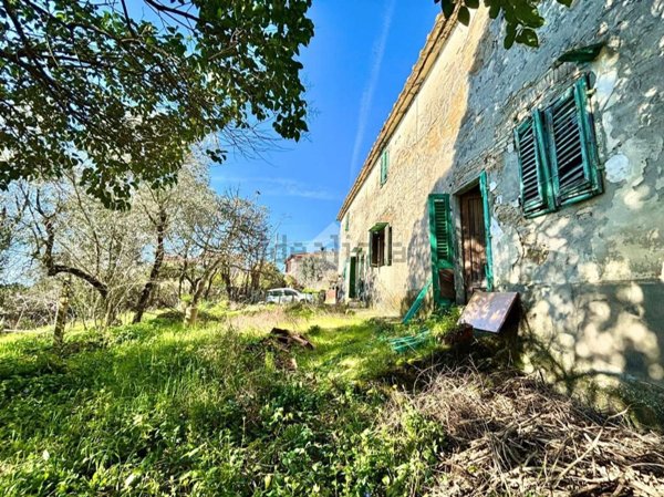 casa indipendente in vendita a Capraia e Limite in zona Castra
