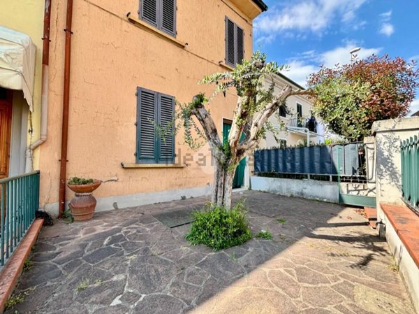 casa indipendente in vendita a Capraia e Limite in zona Limite sull' Arno