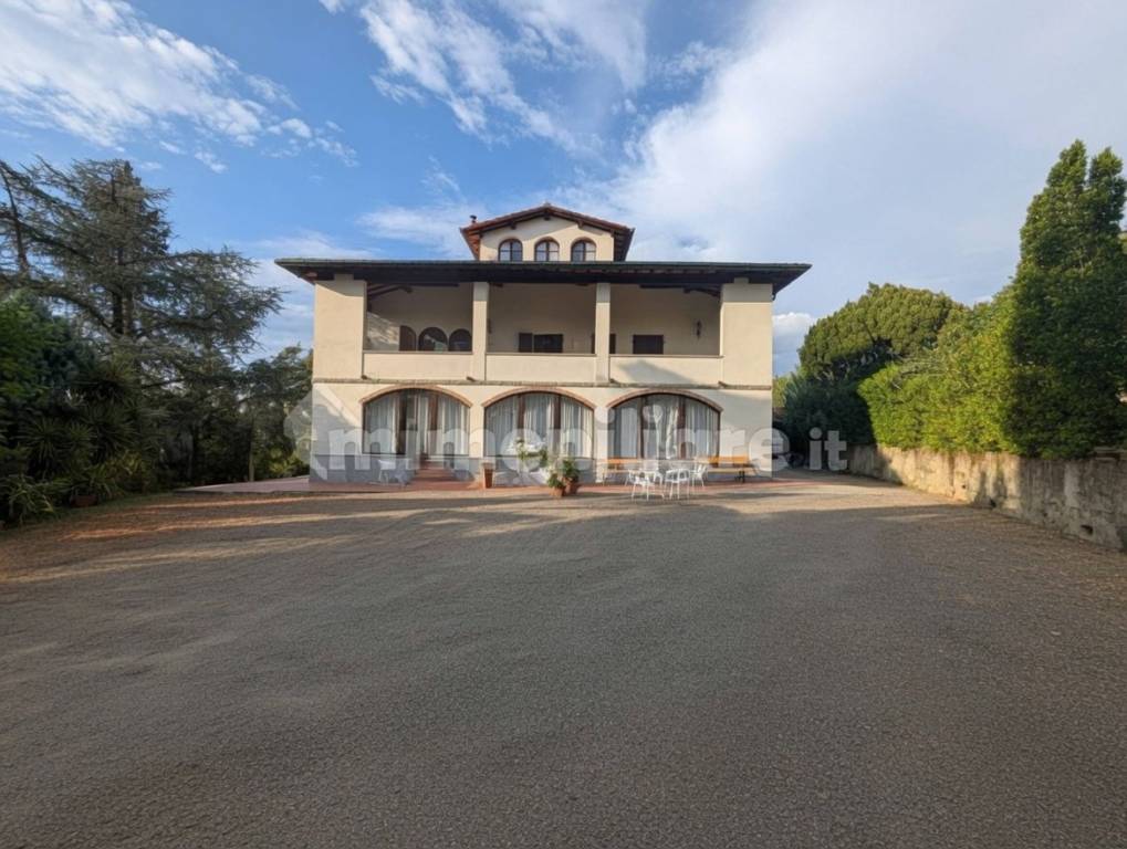 casa indipendente in vendita a Capraia e Limite in zona Castra