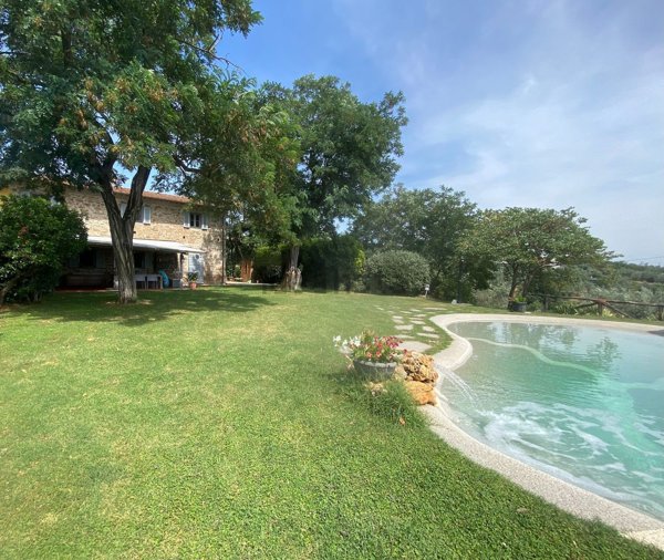 casa indipendente in vendita a Capraia e Limite in zona Castra