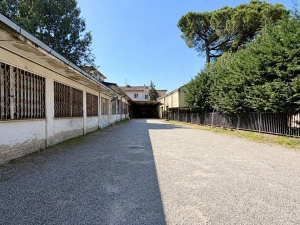 locale commerciale in vendita a Castelfiorentino