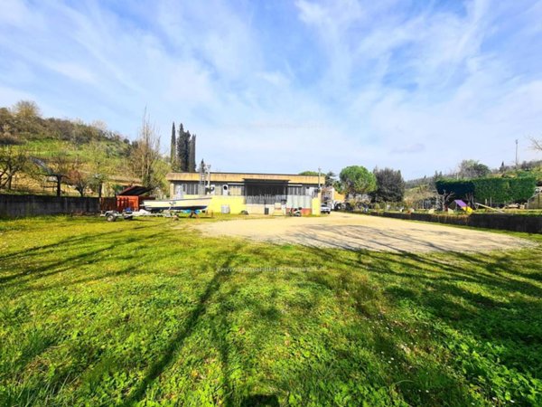 locale commerciale in vendita a Certaldo