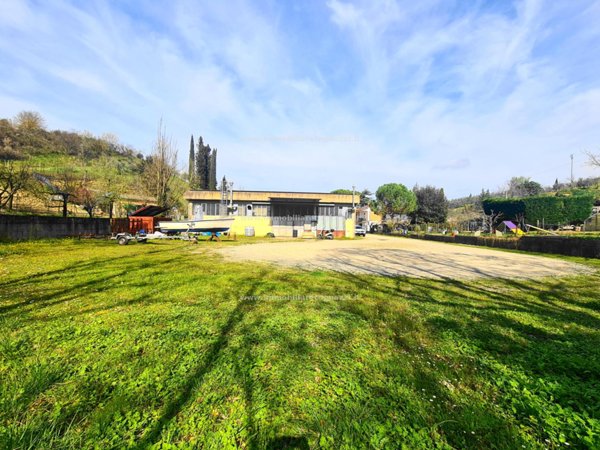 locale commerciale in vendita a Certaldo