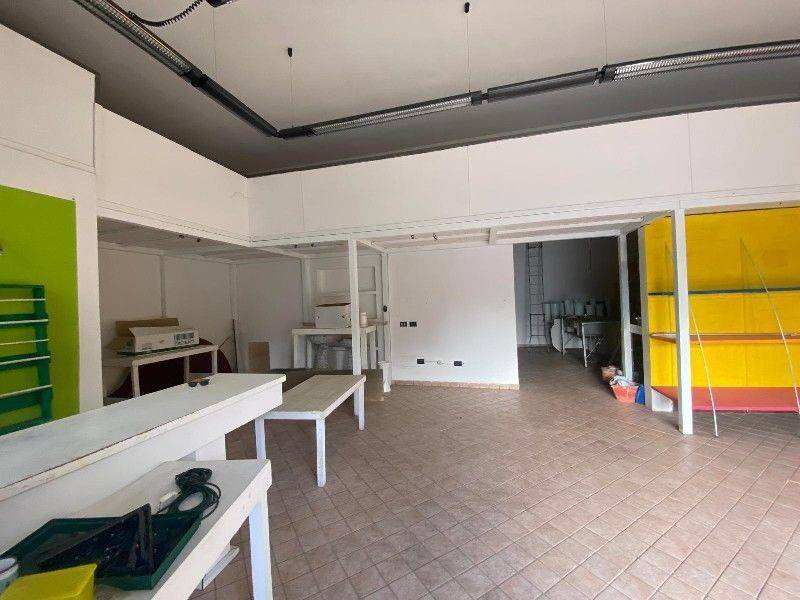negozio in vendita ad Empoli in zona Serravalle
