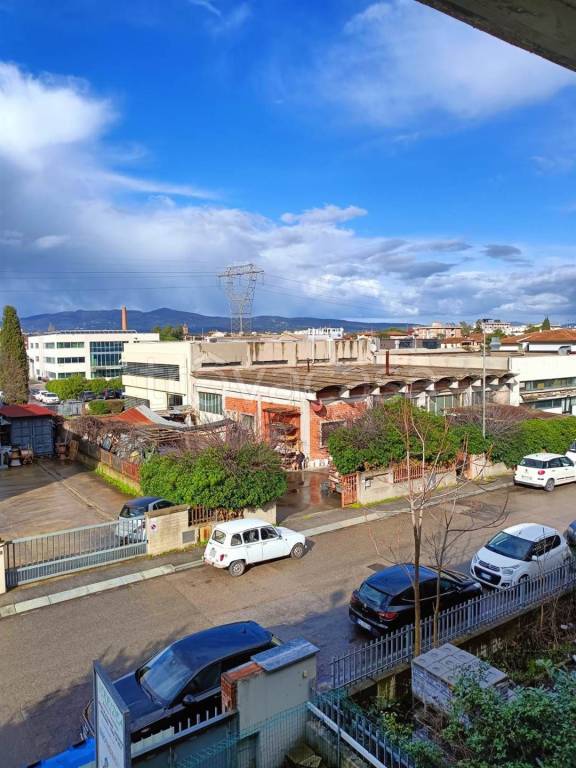 locale commerciale in vendita ad Empoli in zona Carraia