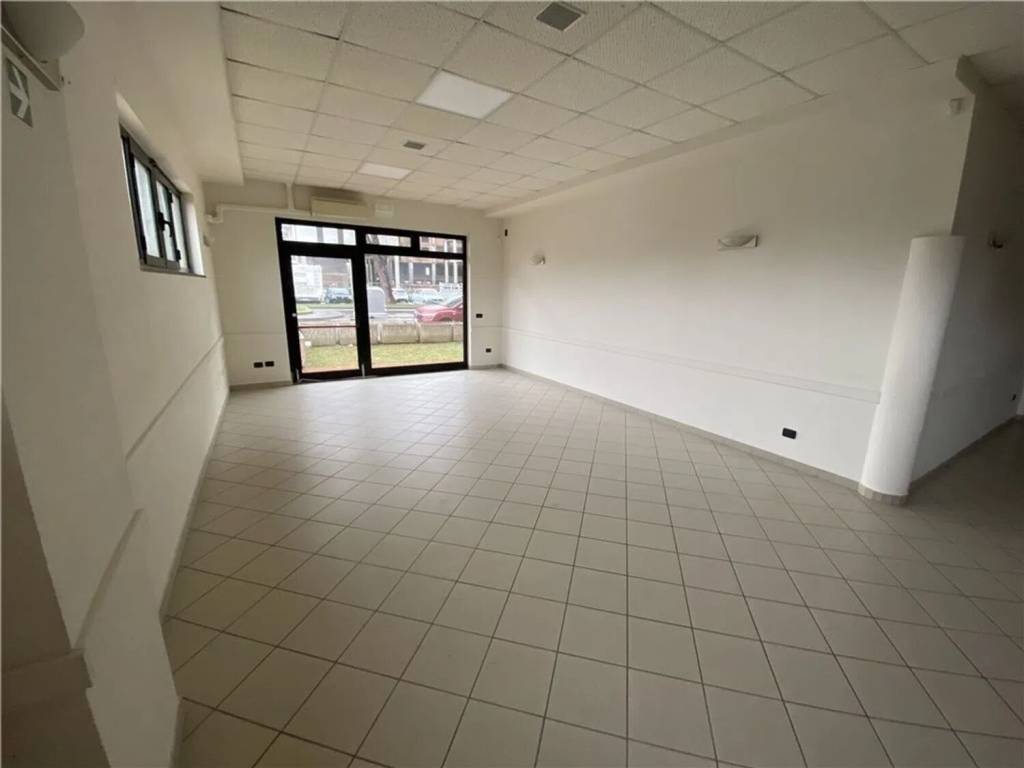 negozio in vendita ad Empoli in zona Monterappoli