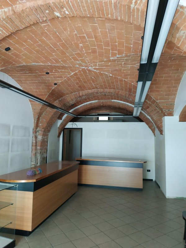 locale commerciale in vendita ad Empoli in zona Pontorme