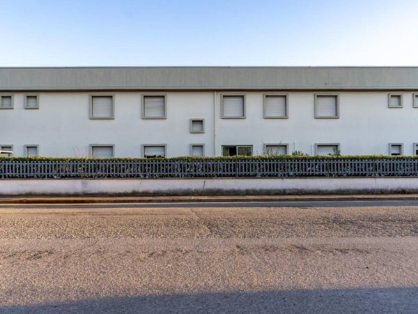 locale commerciale in vendita ad Empoli in zona Carraia