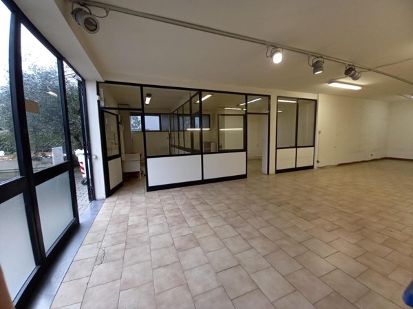 ufficio in vendita ad Empoli in zona Pontorme