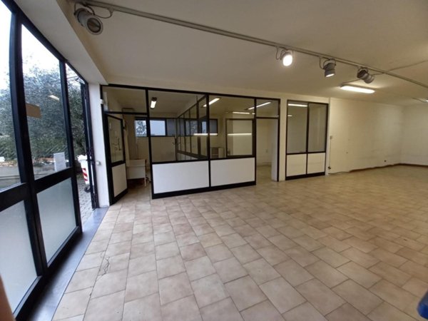 ufficio in vendita ad Empoli in zona Pontorme