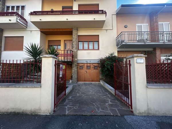 casa indipendente in vendita ad Empoli in zona Carraia