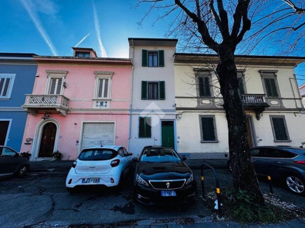 casa indipendente in vendita ad Empoli in zona Carraia
