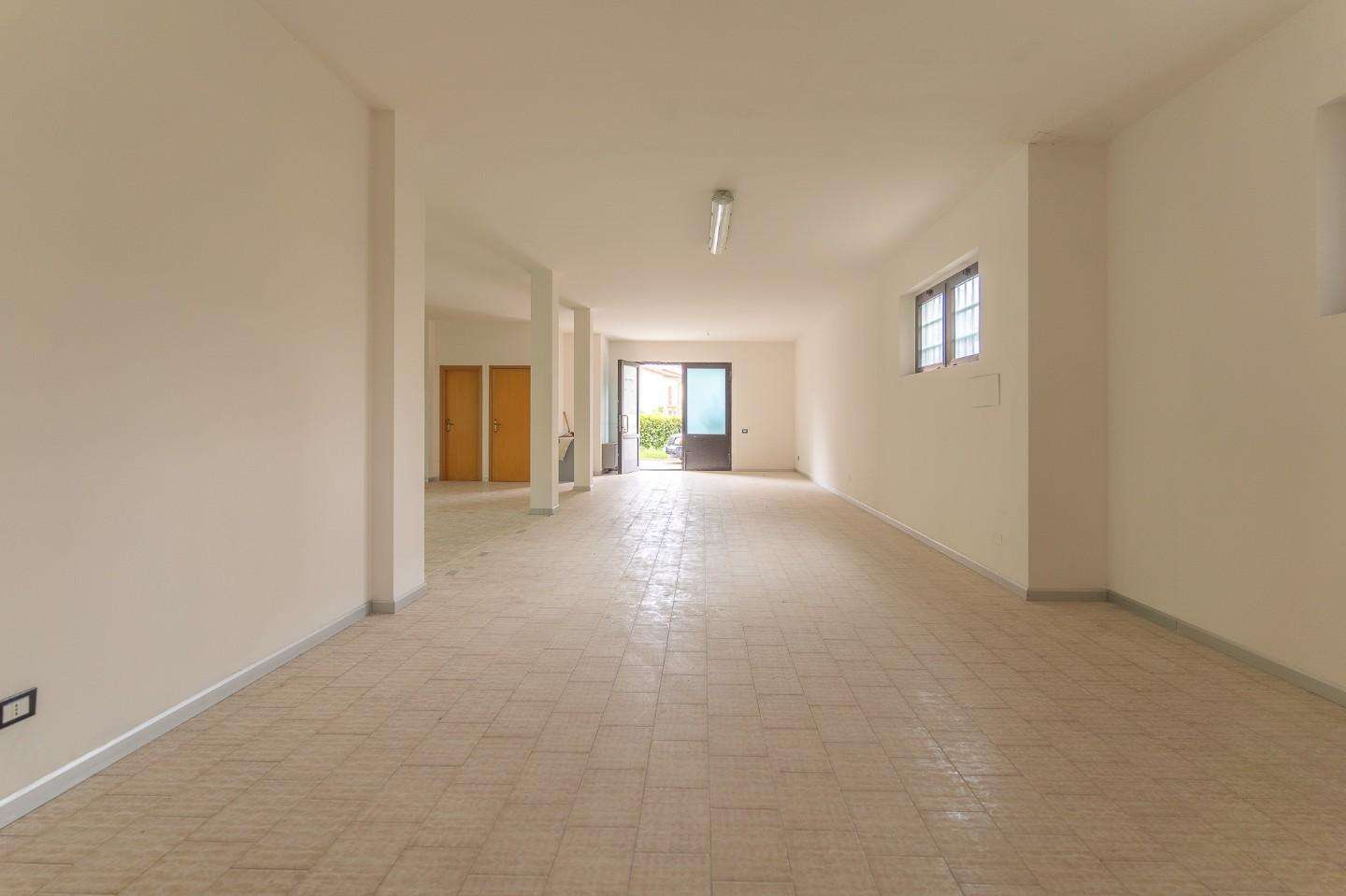 ufficio in vendita ad Empoli in zona Serravalle