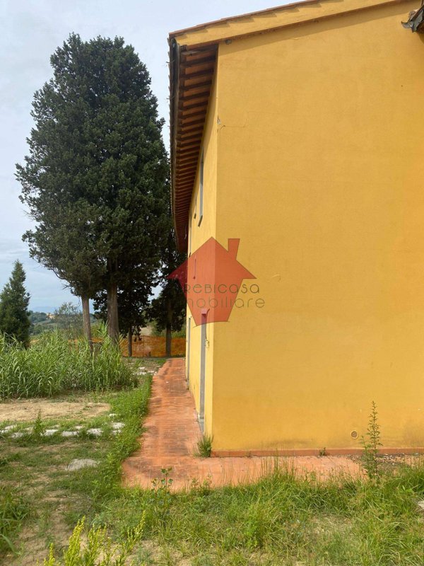 intera palazzina in vendita ad Empoli in zona Villanuova