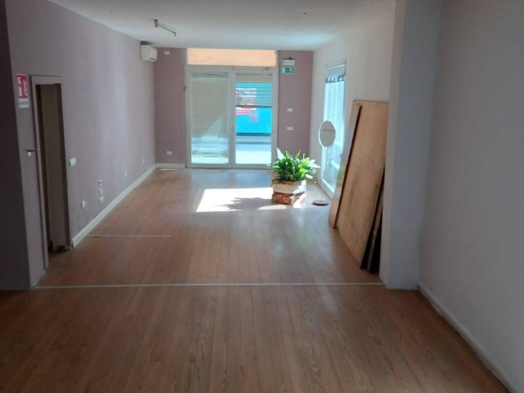 locale commerciale in vendita ad Empoli in zona Centro Storico